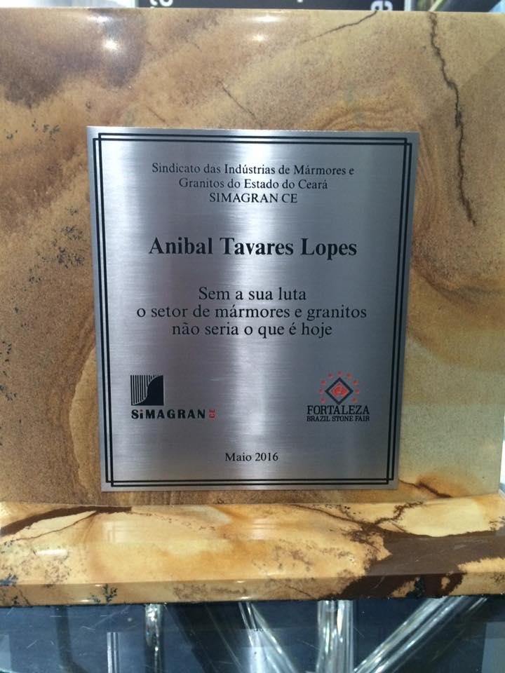 Placa em homenagem a Anibal Tavares Lopes