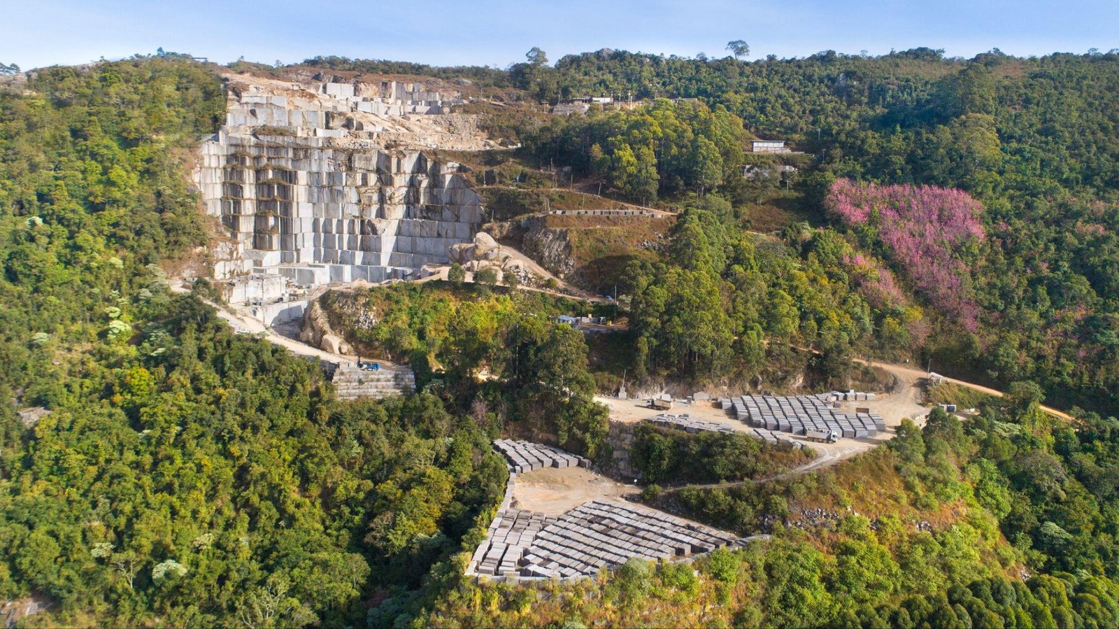 Vista aérea da jazida de Mármore Branco Paraná